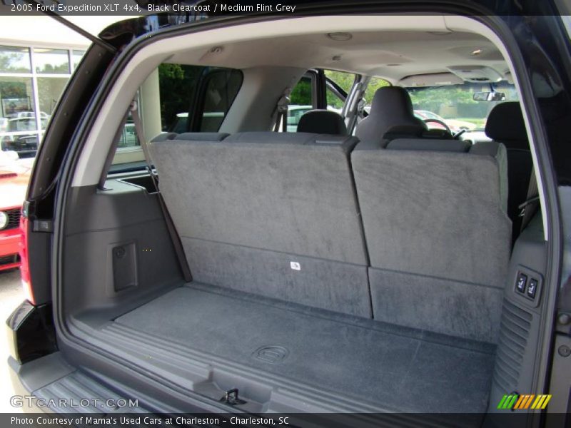 Black Clearcoat / Medium Flint Grey 2005 Ford Expedition XLT 4x4