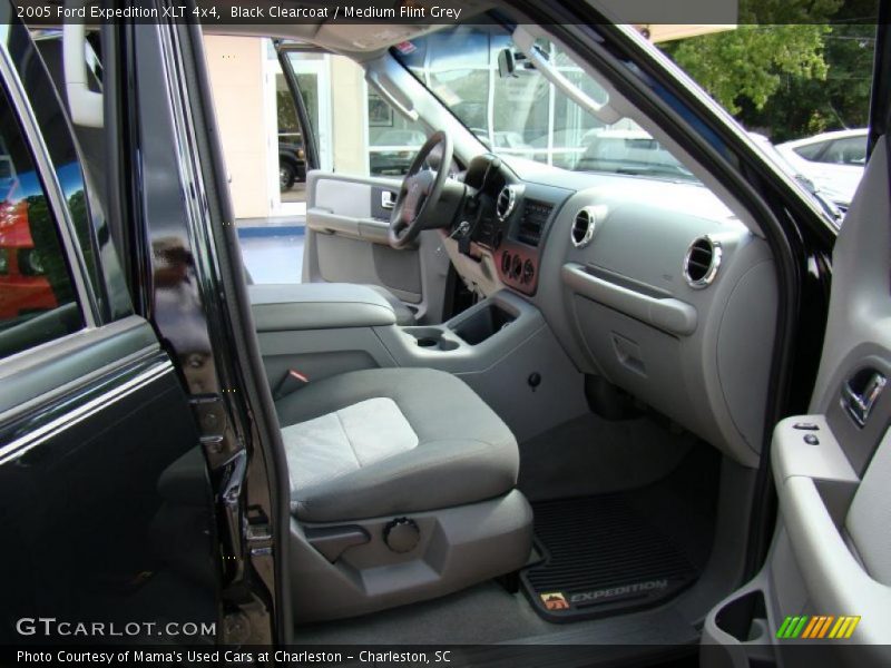 Black Clearcoat / Medium Flint Grey 2005 Ford Expedition XLT 4x4