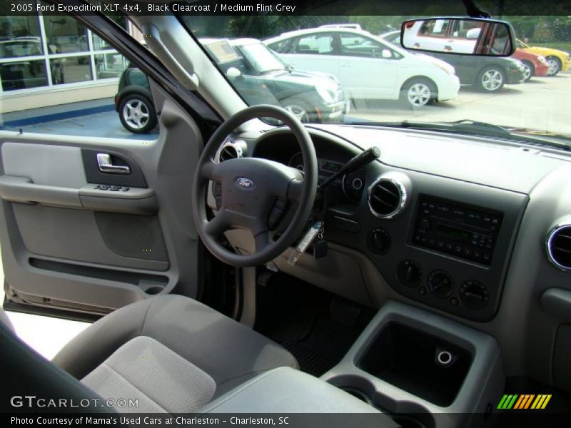 Black Clearcoat / Medium Flint Grey 2005 Ford Expedition XLT 4x4