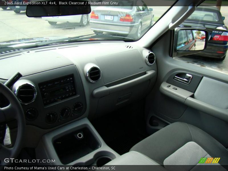 Black Clearcoat / Medium Flint Grey 2005 Ford Expedition XLT 4x4
