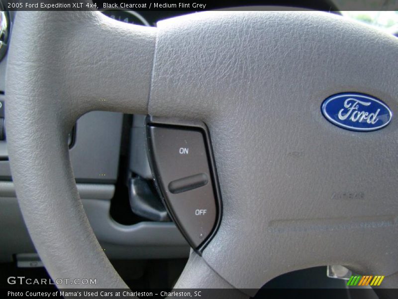 Black Clearcoat / Medium Flint Grey 2005 Ford Expedition XLT 4x4