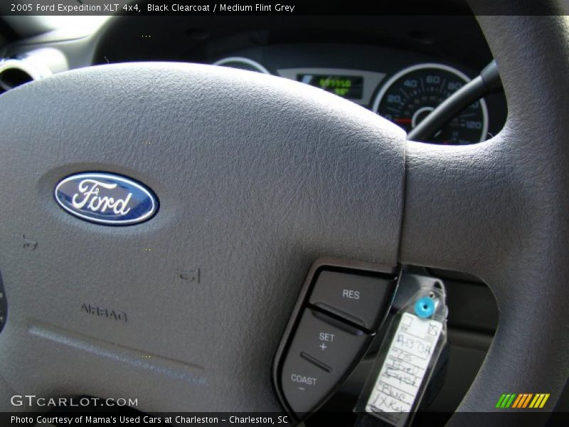 Black Clearcoat / Medium Flint Grey 2005 Ford Expedition XLT 4x4