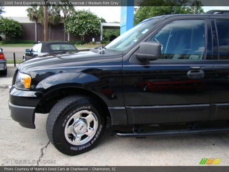 Black Clearcoat / Medium Flint Grey 2005 Ford Expedition XLT 4x4