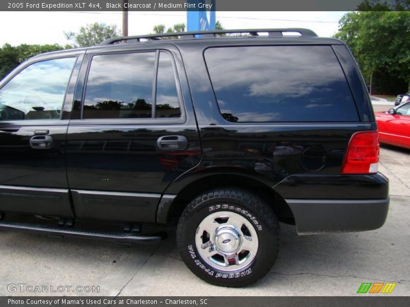 Black Clearcoat / Medium Flint Grey 2005 Ford Expedition XLT 4x4