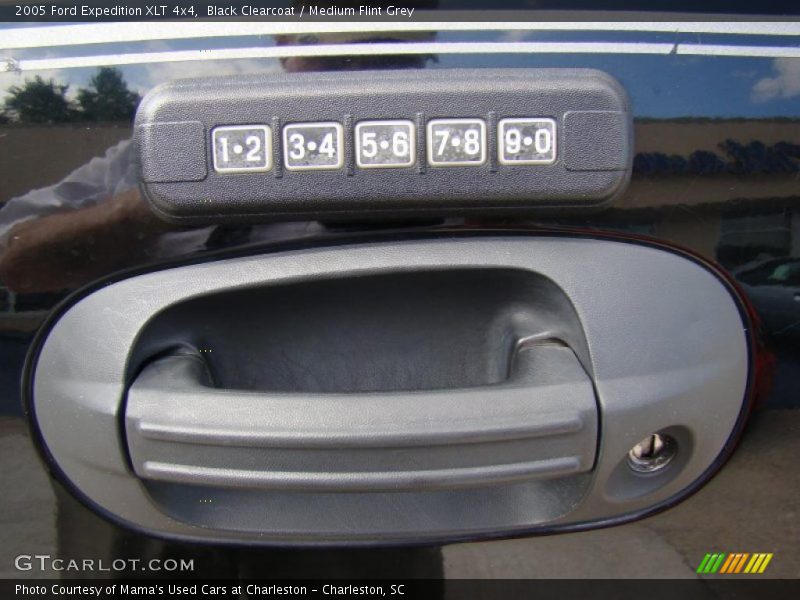Black Clearcoat / Medium Flint Grey 2005 Ford Expedition XLT 4x4