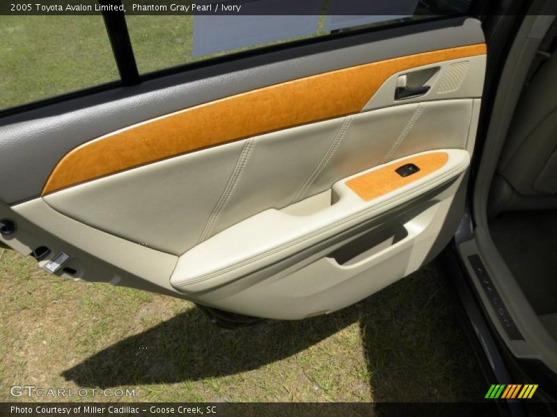 Phantom Gray Pearl / Ivory 2005 Toyota Avalon Limited