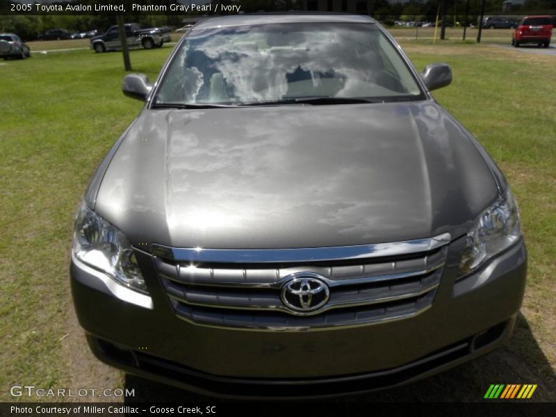Phantom Gray Pearl / Ivory 2005 Toyota Avalon Limited