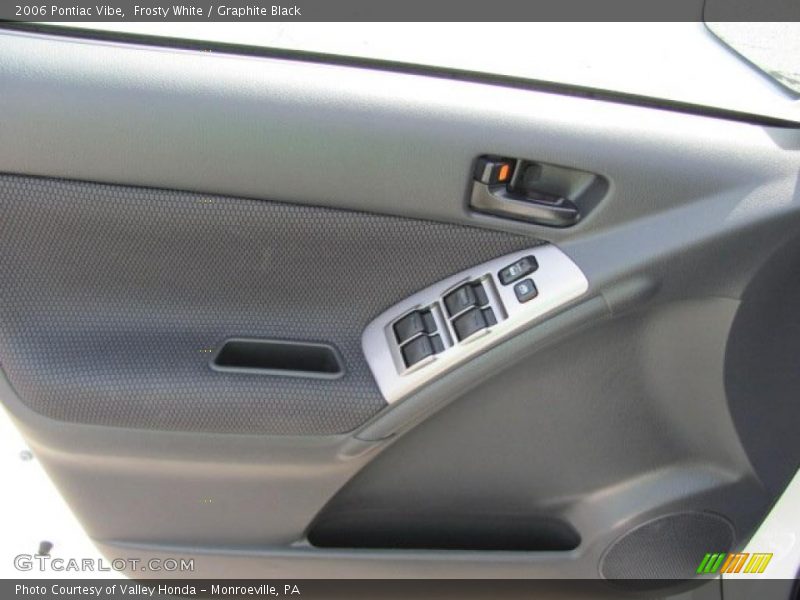 Frosty White / Graphite Black 2006 Pontiac Vibe