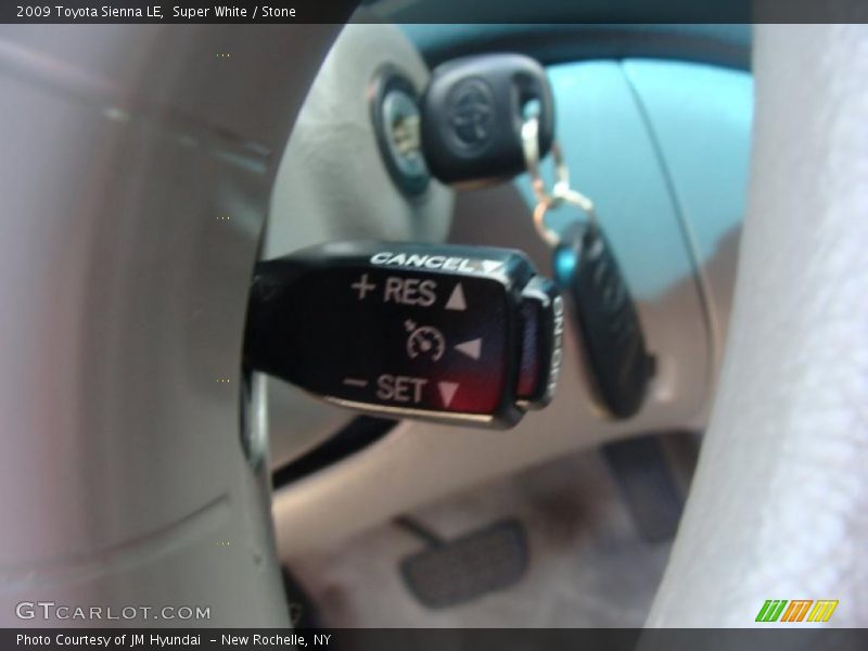 Super White / Stone 2009 Toyota Sienna LE