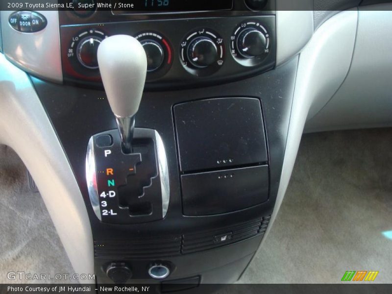 Super White / Stone 2009 Toyota Sienna LE