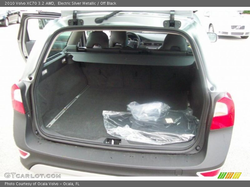Electric Silver Metallic / Off Black 2010 Volvo XC70 3.2 AWD