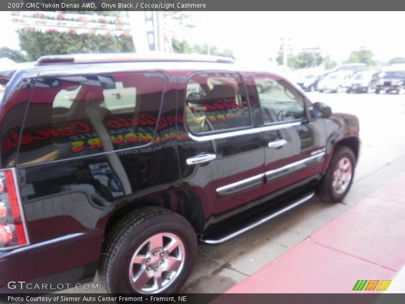 Onyx Black / Cocoa/Light Cashmere 2007 GMC Yukon Denali AWD