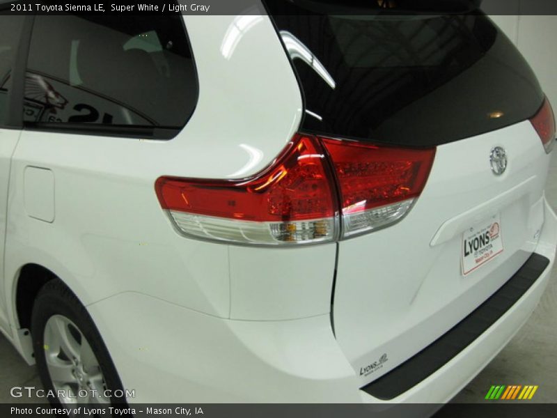 Super White / Light Gray 2011 Toyota Sienna LE