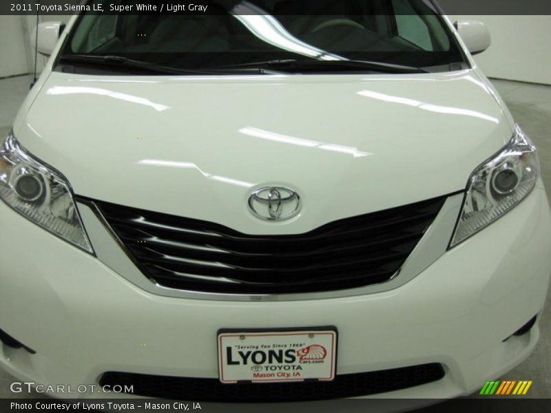 Super White / Light Gray 2011 Toyota Sienna LE