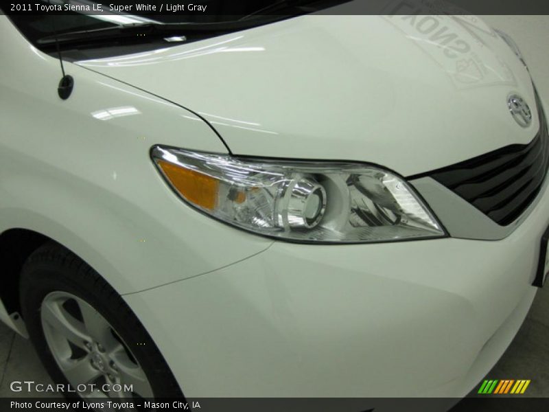 Super White / Light Gray 2011 Toyota Sienna LE