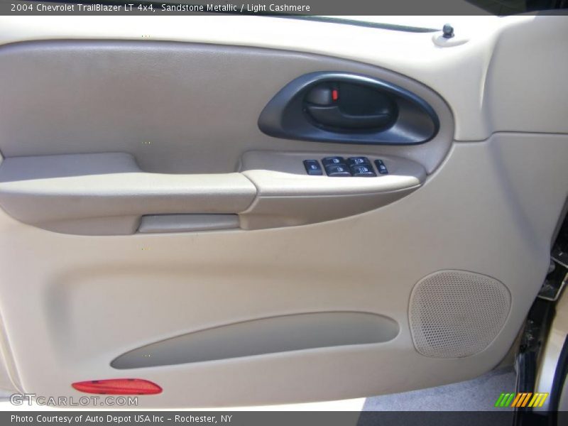 Sandstone Metallic / Light Cashmere 2004 Chevrolet TrailBlazer LT 4x4
