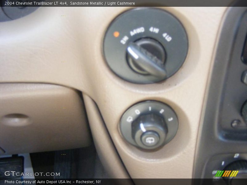 Sandstone Metallic / Light Cashmere 2004 Chevrolet TrailBlazer LT 4x4