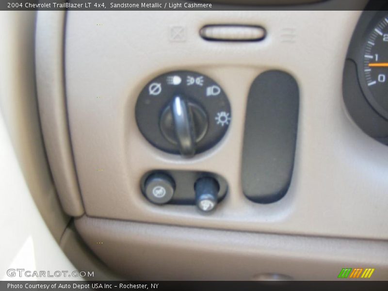Sandstone Metallic / Light Cashmere 2004 Chevrolet TrailBlazer LT 4x4