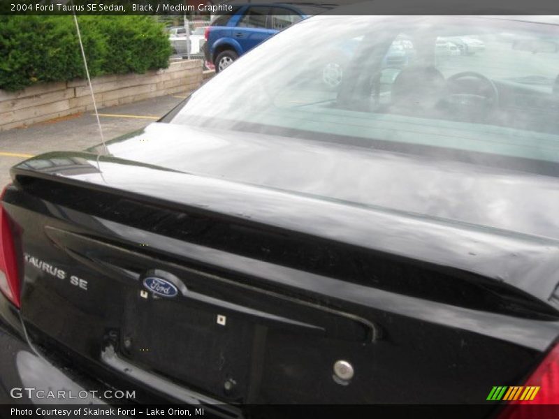 Black / Medium Graphite 2004 Ford Taurus SE Sedan
