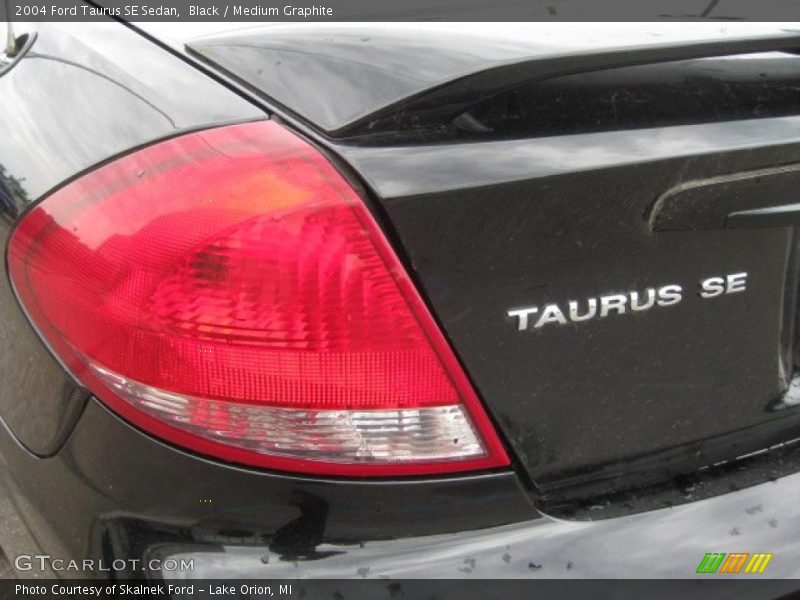 Black / Medium Graphite 2004 Ford Taurus SE Sedan