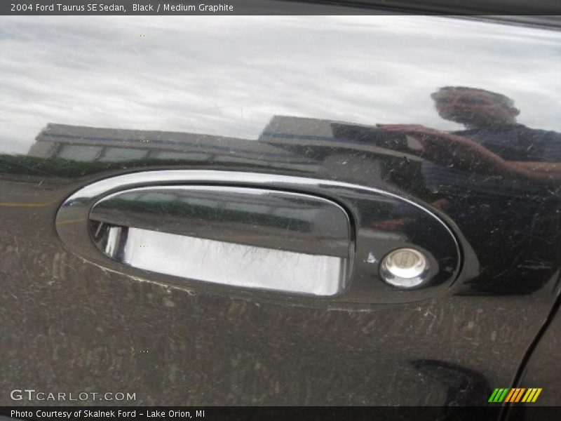 Black / Medium Graphite 2004 Ford Taurus SE Sedan