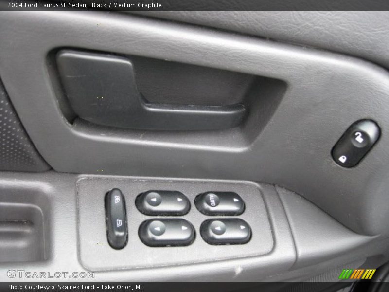 Black / Medium Graphite 2004 Ford Taurus SE Sedan