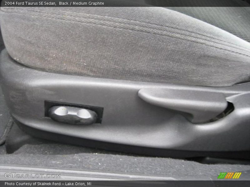 Black / Medium Graphite 2004 Ford Taurus SE Sedan