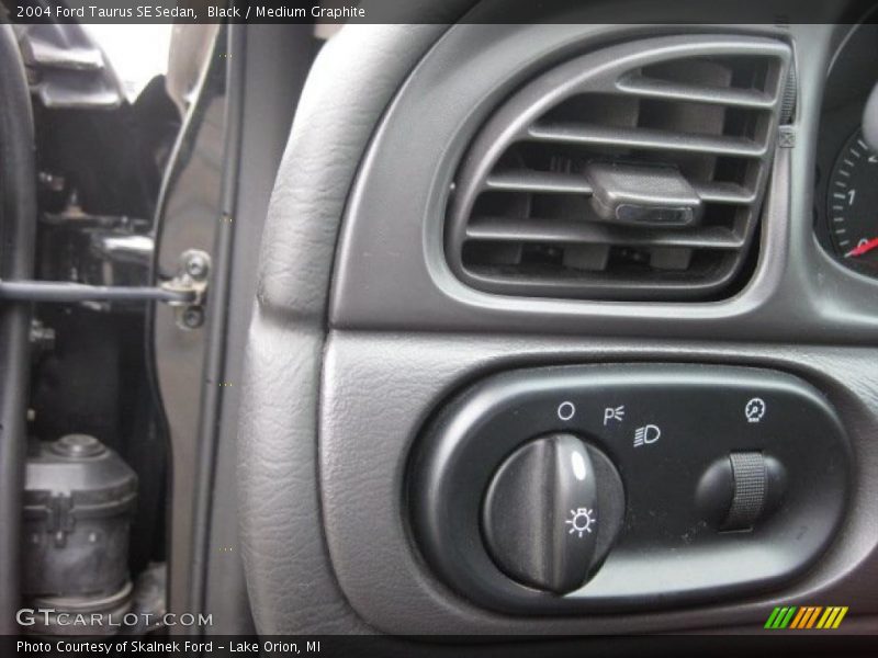 Black / Medium Graphite 2004 Ford Taurus SE Sedan