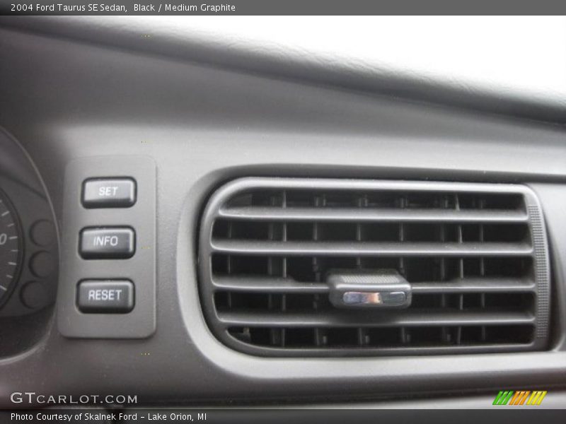 Black / Medium Graphite 2004 Ford Taurus SE Sedan