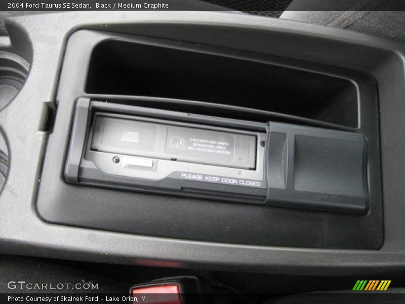 Black / Medium Graphite 2004 Ford Taurus SE Sedan