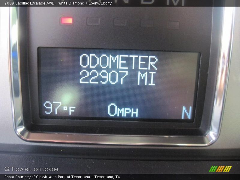 White Diamond / Ebony/Ebony 2009 Cadillac Escalade AWD