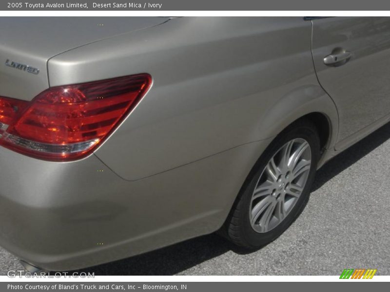 Desert Sand Mica / Ivory 2005 Toyota Avalon Limited