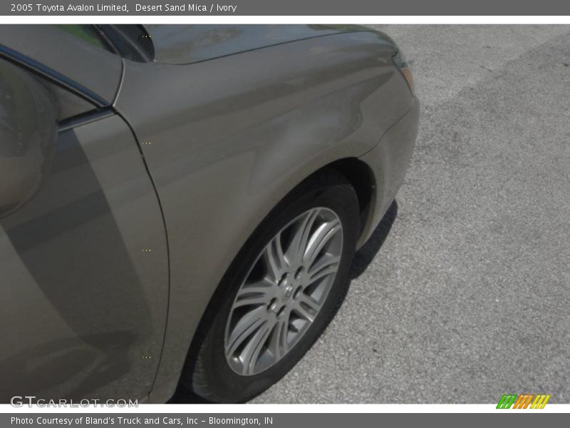 Desert Sand Mica / Ivory 2005 Toyota Avalon Limited