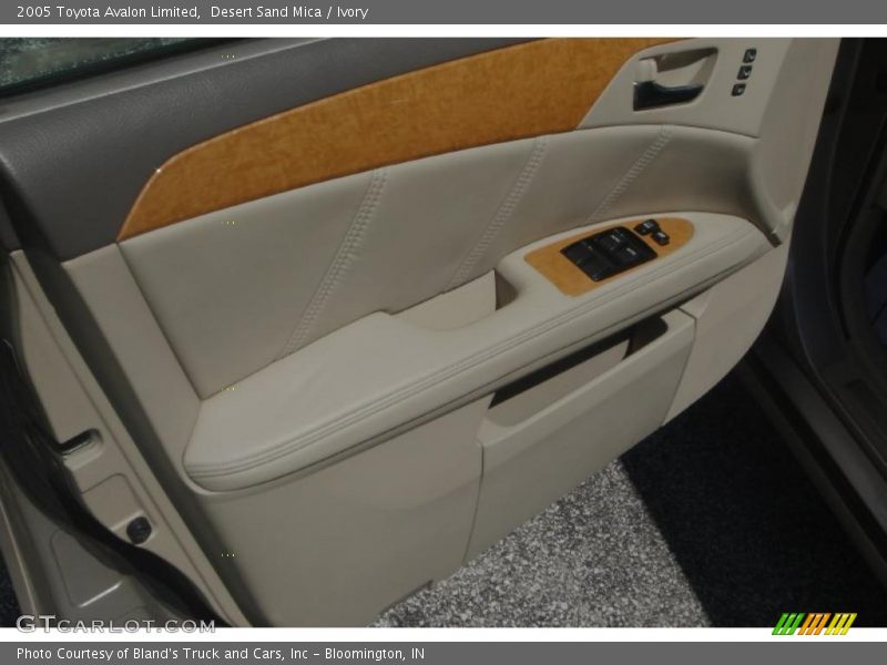 Desert Sand Mica / Ivory 2005 Toyota Avalon Limited