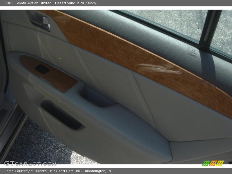 Desert Sand Mica / Ivory 2005 Toyota Avalon Limited