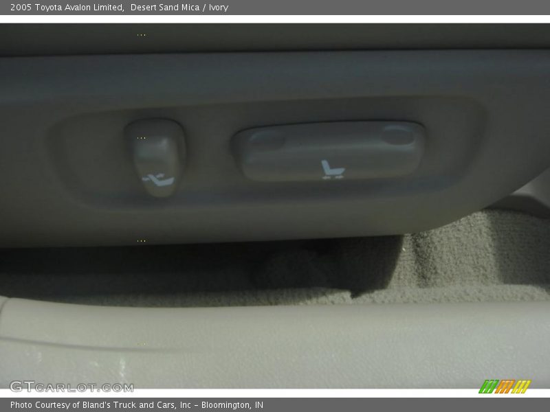 Desert Sand Mica / Ivory 2005 Toyota Avalon Limited