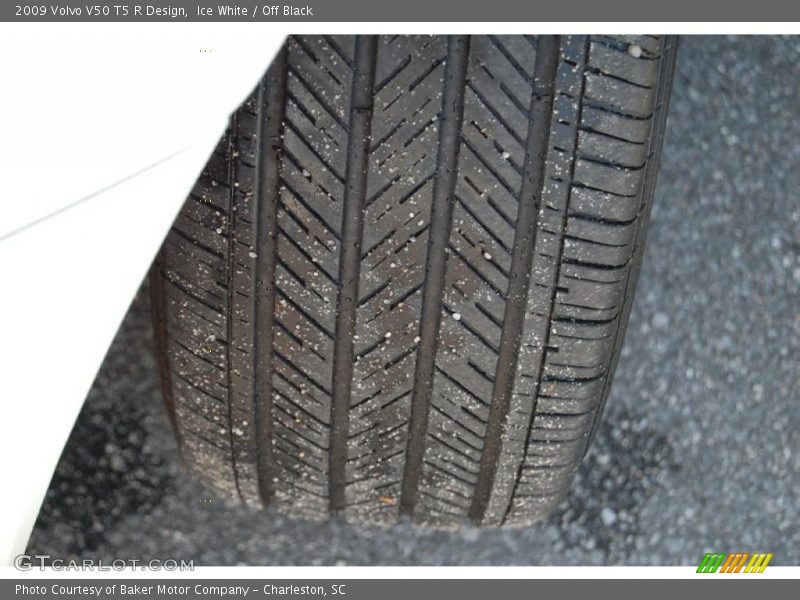 Ice White / Off Black 2009 Volvo V50 T5 R Design
