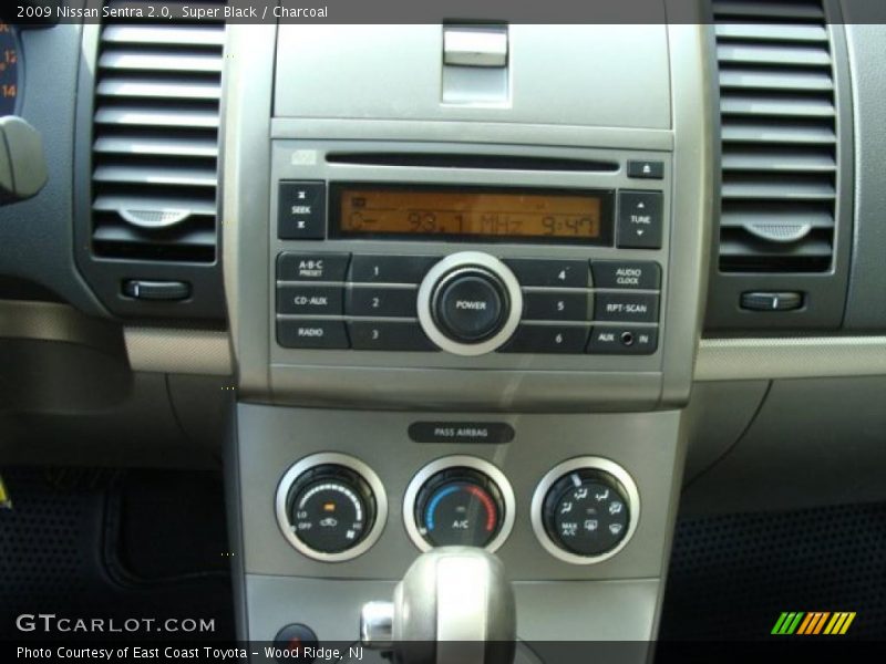 Super Black / Charcoal 2009 Nissan Sentra 2.0