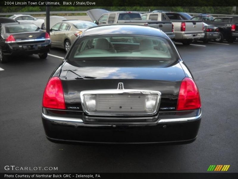 Black / Shale/Dove 2004 Lincoln Town Car Ultimate