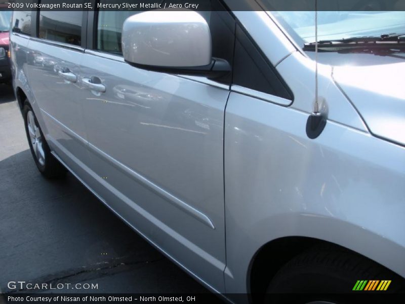Mercury Sliver Metallic / Aero Grey 2009 Volkswagen Routan SE