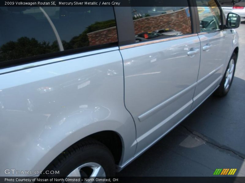 Mercury Sliver Metallic / Aero Grey 2009 Volkswagen Routan SE