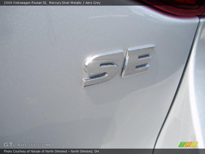 Mercury Sliver Metallic / Aero Grey 2009 Volkswagen Routan SE