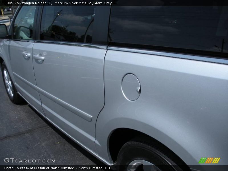 Mercury Sliver Metallic / Aero Grey 2009 Volkswagen Routan SE