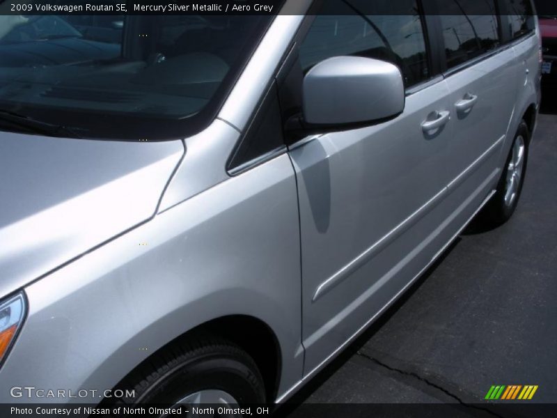 Mercury Sliver Metallic / Aero Grey 2009 Volkswagen Routan SE