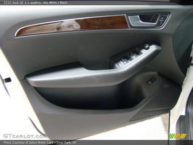 Ibis White / Black 2010 Audi Q5 3.2 quattro