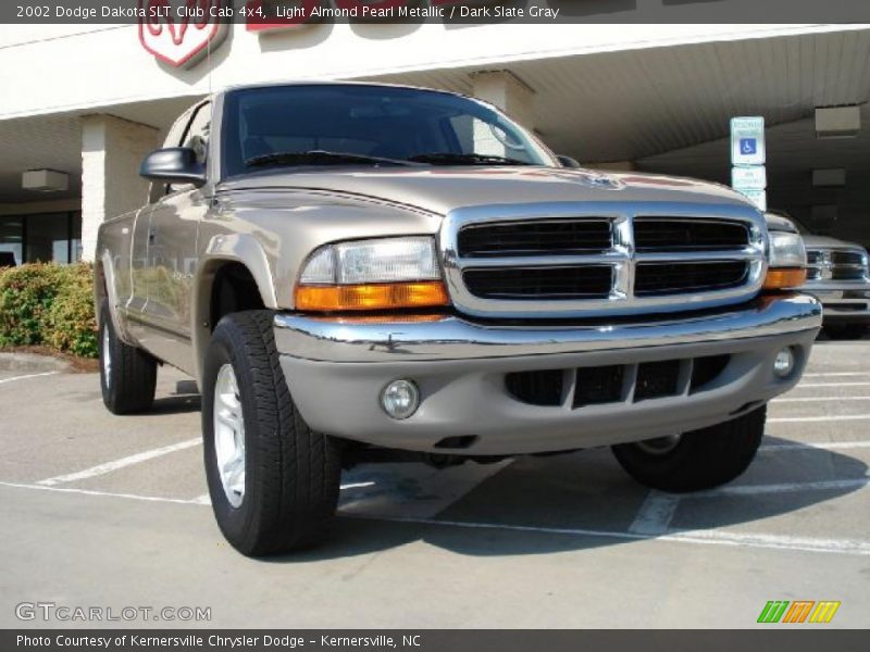 Light Almond Pearl Metallic / Dark Slate Gray 2002 Dodge Dakota SLT Club Cab 4x4