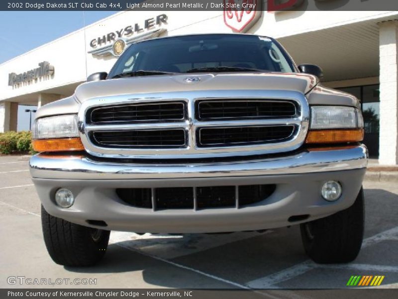 Light Almond Pearl Metallic / Dark Slate Gray 2002 Dodge Dakota SLT Club Cab 4x4