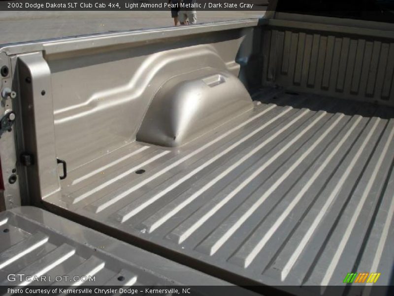 Light Almond Pearl Metallic / Dark Slate Gray 2002 Dodge Dakota SLT Club Cab 4x4