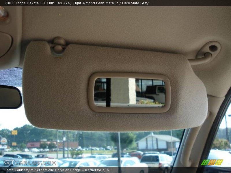 Light Almond Pearl Metallic / Dark Slate Gray 2002 Dodge Dakota SLT Club Cab 4x4