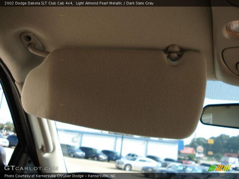 Light Almond Pearl Metallic / Dark Slate Gray 2002 Dodge Dakota SLT Club Cab 4x4